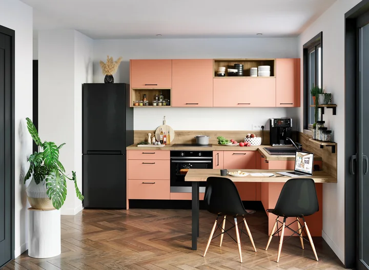 Cuisine Escale terracotta avec colonnes foncées et coin repas
